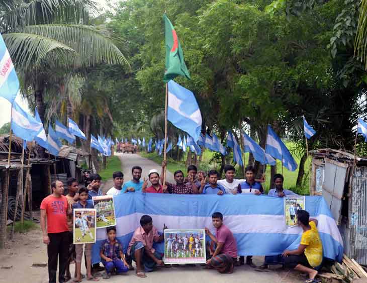 চা বিক্রর টাকায় প্রজেক্টর কিনবেন আর্জেনটিনা ভক্ত!