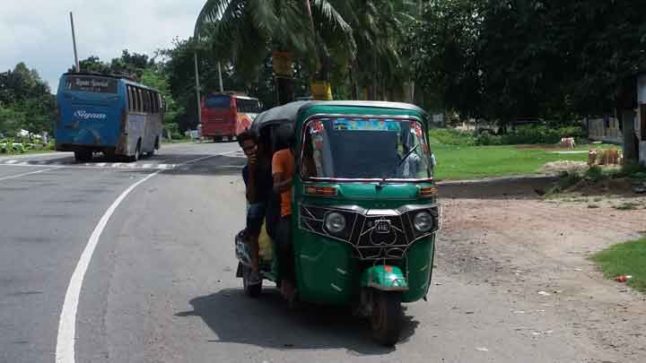 নাটোরে এখনও মহাসড়ক দাঁপাচ্ছে থ্রি হুইলার!