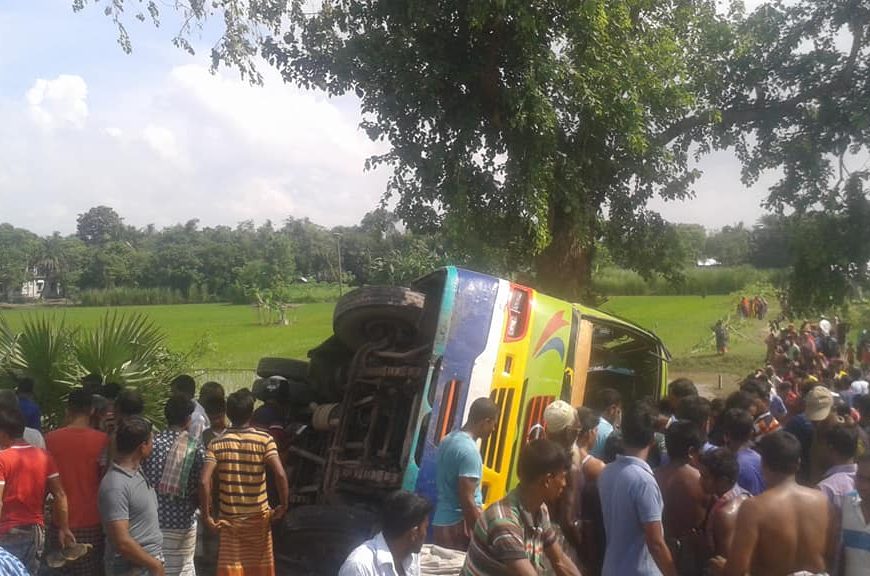 নাটোরে চালকের ঘুমে সড়ক দূর্ঘটনা॥ নিহত ১, আহত ৩৩