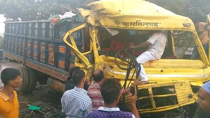 নাটোরে সড়ক দুর্ঘটনা: গাড়ির মালিক, চালকসহ ৭ জনের বিরুদ্ধে মামলা