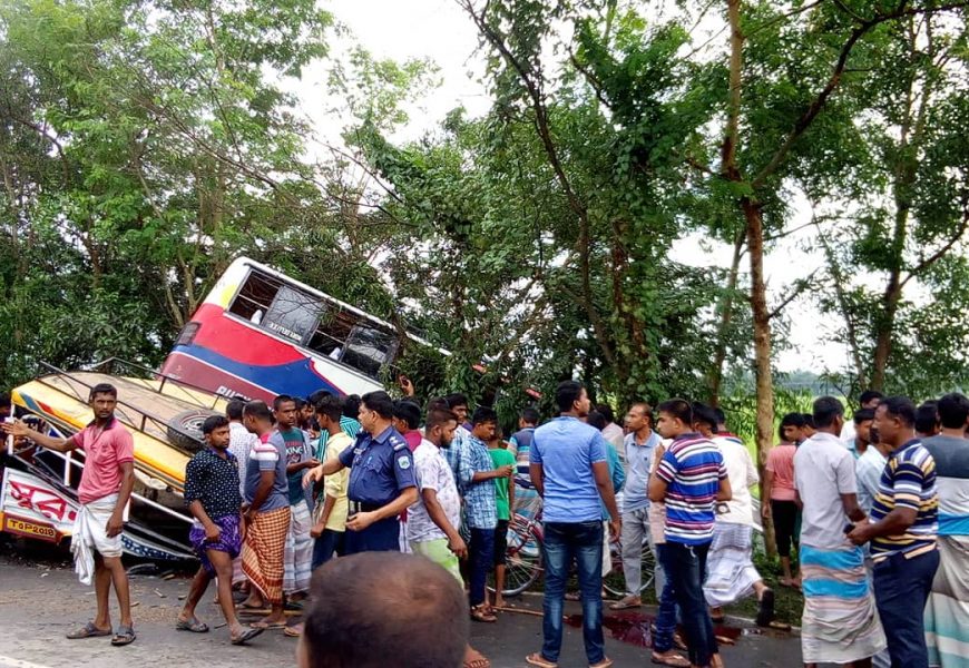 নাটোরে ১৫ যাত্রীর ঘাতক ‘চ্যালেঞ্জার পরিবহন’ বিআরটিসির পরিত্যক্ত বাস! 