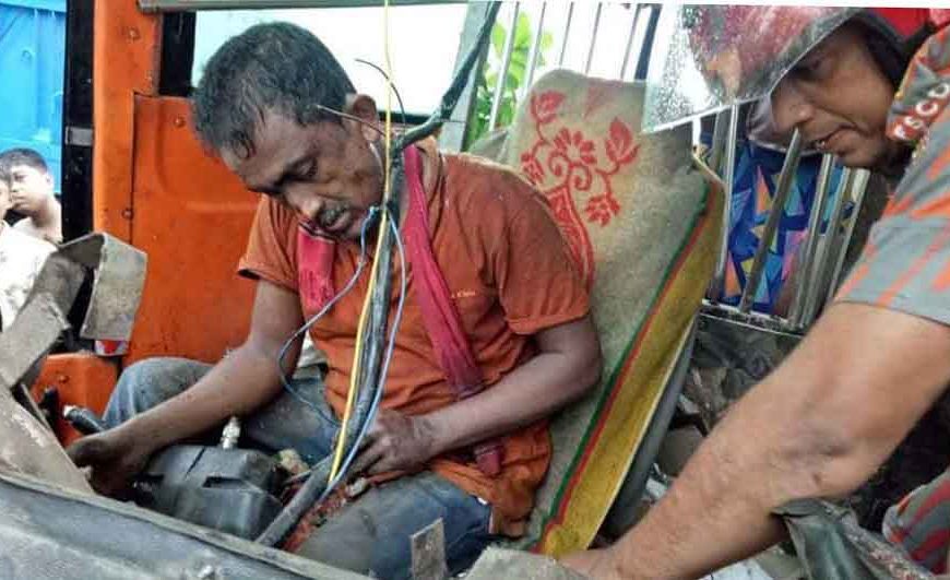 নাটোরের গুরুদাসপুরে বাস-কার্ভাডভ্যানের সংঘর্ষে নৈশকোচ চালক নিহত