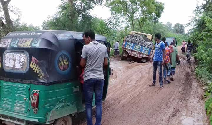 নাটোরের সিংড়ার রাস্তায় গর্ত-কাদা, চলতে বিকল যানবাহন।