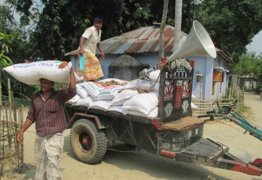 নাটোরের বাগাতিপাড়ায় মাইকিং করে চাল বিক্রি