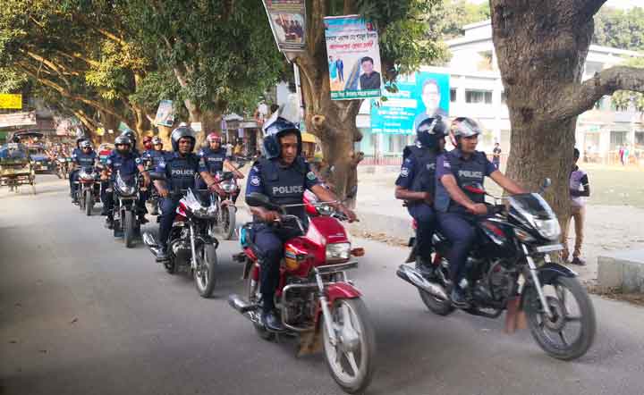 নাটোরে তফশিল ঘোষণা নিয়ে পুলিশের বিশেষ মহড়া