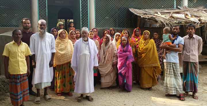 নাটোরের সিংড়ায় মাইকিং করে ৮ পরিবারকে একঘরে