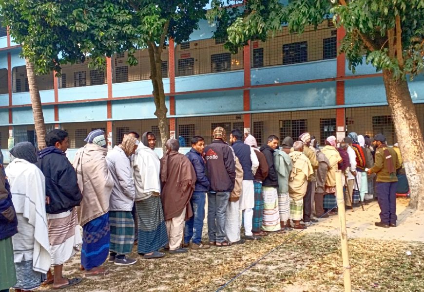 নাটোর-৩:সিংড়ায় সকাল থেকেই ব্যাপক ভোটার উপস্থিতি