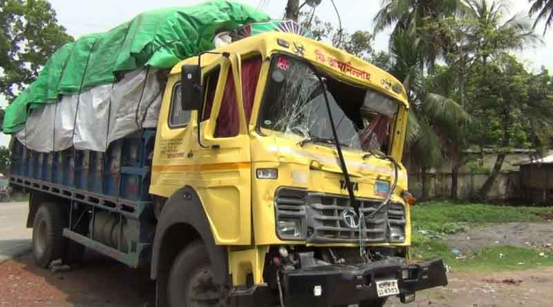 নাটারে ট্রাক নিয়ন্ত্রণ হারিয়ে অপর ট্রাককে ধাক্কা, নিহত ১