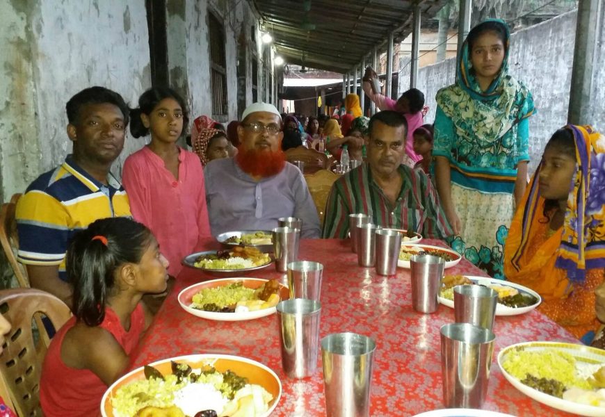 নাটোরে এতিম শিশুদের নিয়ে ব্যবসায়ী মাসুমের ইফতার