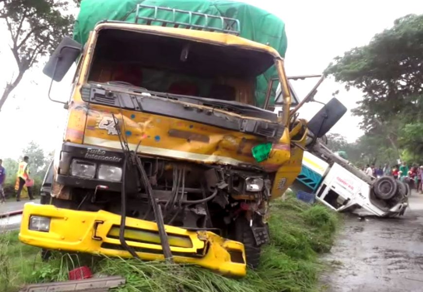 নাটোরের ট্রাক পিকআপ ভ্যানের সংঘর্ষে তিনজন নিহত 