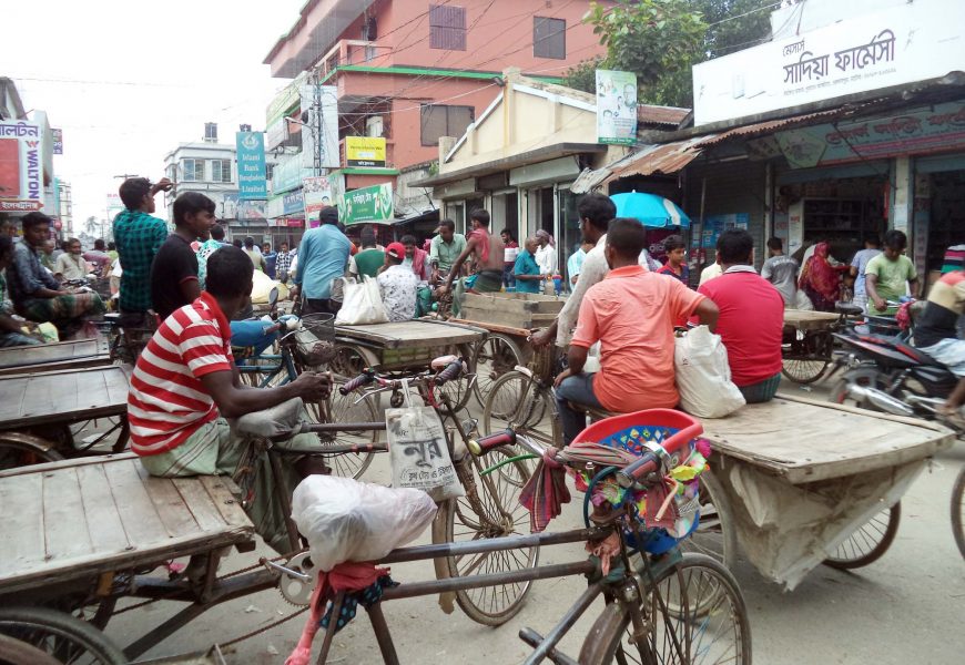 নাটোরের গুরুদাসপুরে নিয়ন্ত্রণহীন ব্যাটারী চালিত অটো রিকসা ভ্যান