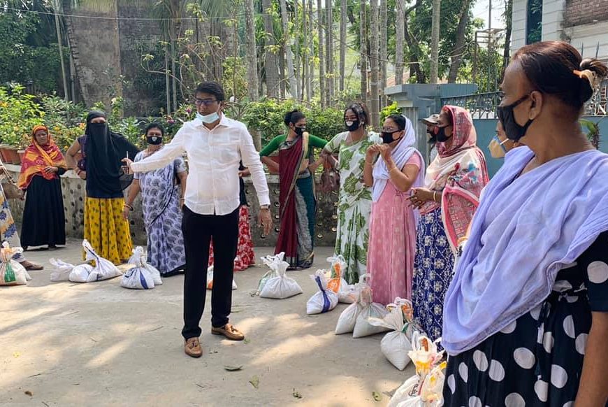 নাটোরে ২০ হিজড়াকে খাবার ও নগদ সহায়তা এমপি শিমুলের