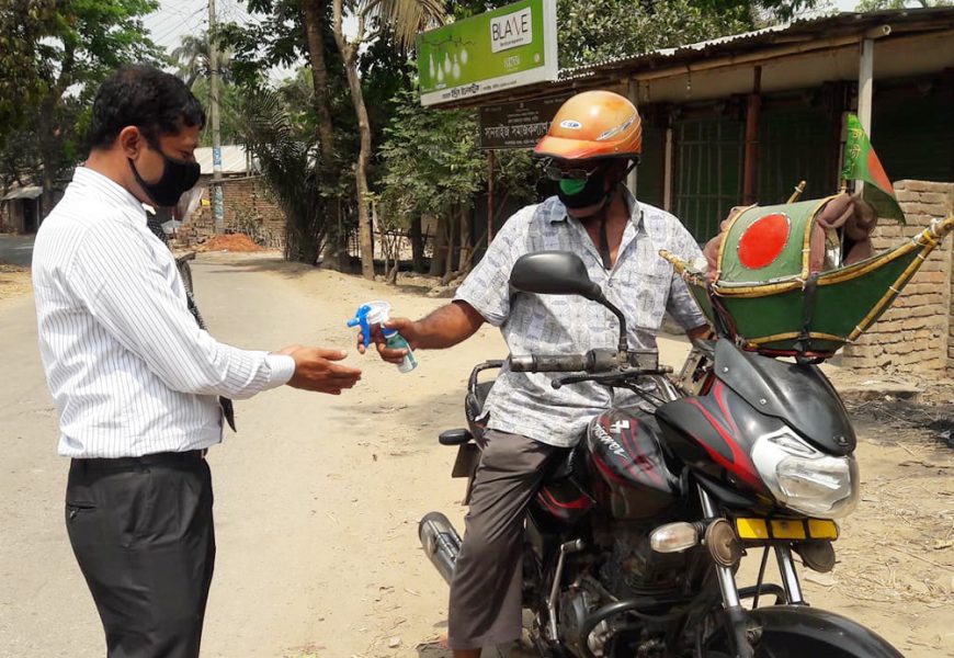 নাটোরে নৌকা পাগল নুরুর ‘ব্যতিক্রমী করোনা যুদ্ধ’