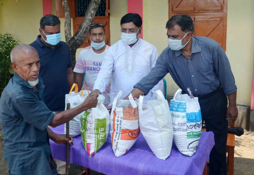 নাটোরের লালপুরে হতদরিদ্র মাঝে উপজেলা চেয়ারম্যানের খাদ্য বিতরণ