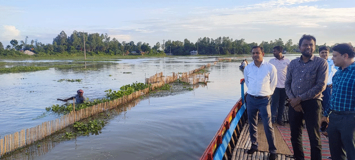 চলনবিলের ২ হাজার মিটার অবৈধ বানার বেড়া অপসারণ