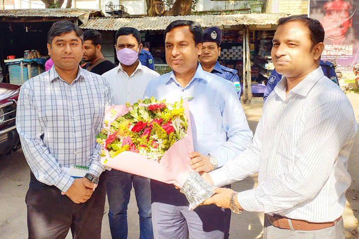 সিংড়ায় ভূমি অফিস ও থানা পরিদর্শনে জেলা প্রশাসক