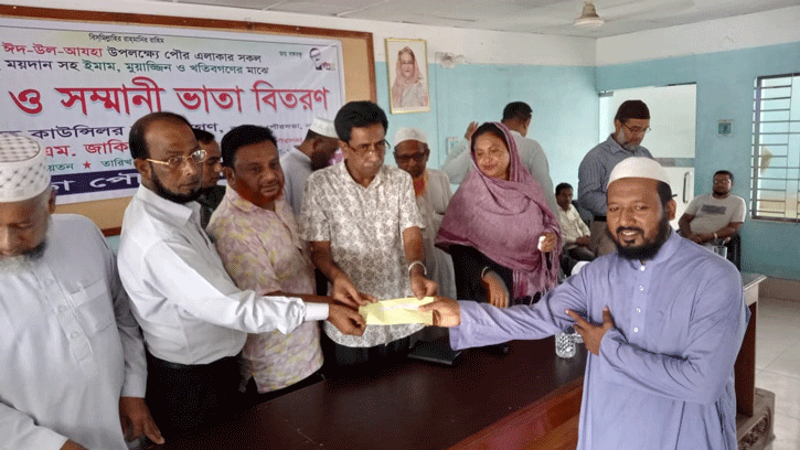 বনপাড়া পৌরসভায় ঈমাম-মোয়াজ্জিনদের অনুদান প্রদান