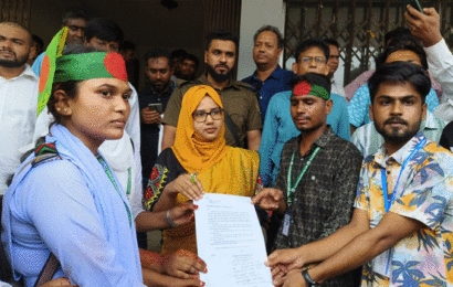 অধ্যক্ষ অপসারণের দাবিতে শিক্ষার্থীদের স্মারকলিপি