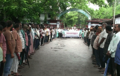 চিনিকলের কৃষি বিভাগকে রাজস্বখাতে অন্তর্ভূক্ত করার দাবীতে মানববন্ধন