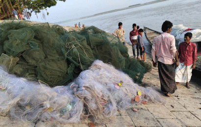 পদ্মায় ৬ লাখ টাকার নিষিদ্ধ জাল ধ্বংস