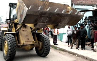 নাটোরে ফুটপাত দখলমুক্ত করতে প্রশাসনের অভিযান