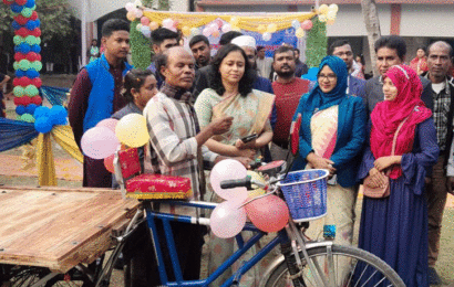 চবি শিক্ষার্থী টুম্পার পরিবারের পাশে দাঁড়ালেন ডিসি